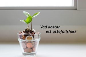 en liten planta växer ur ett glas med mynt och texten "vad kostar ett attefallshus?"